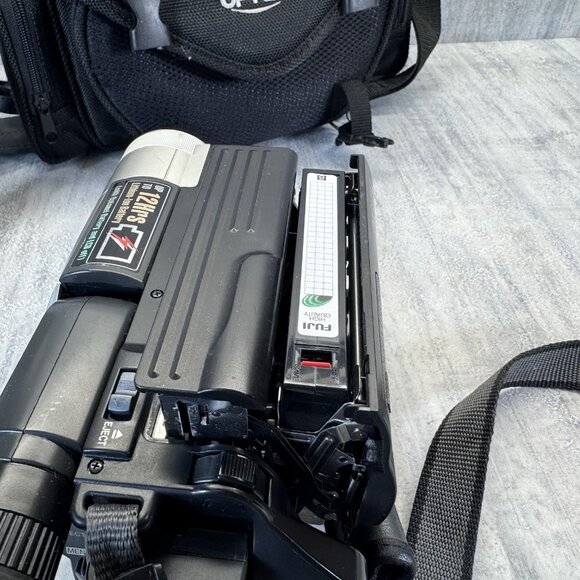 Hitachi VM-E575LE Video Camera - Picture 9 of 16